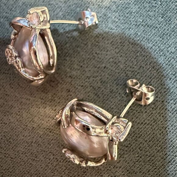 Baroque Pearl Flower Stud Earrings Silver Tone
New - Picture 6 of 17